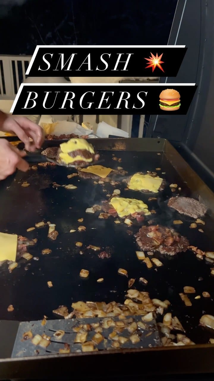 Smashburgers 💥 🍔 on the Blackstone #blackstonegriddle #smashburgers #burger #bbq #hamburger #cheeseburger #bacon #cheese