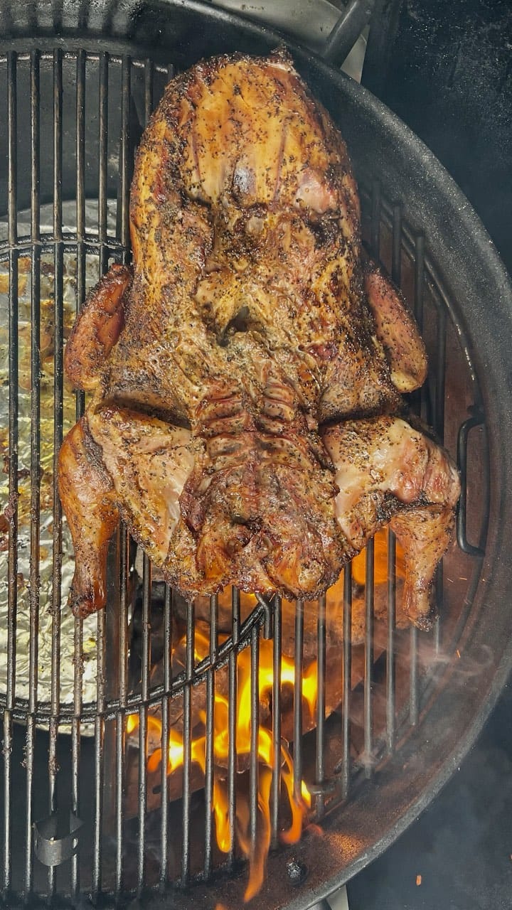 Giving @alfrugoni ‘s Frog Chicken a try! #affiliate #bbq #smokedchicken #frogchicken #meat #chicken #webergrills