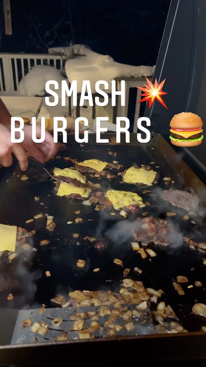 Smashburgers 💥 🍔 on the #blackstonegriddle #smashburgers #griddle #burger #burgers #burgerporn #tutorial #bbqislife…