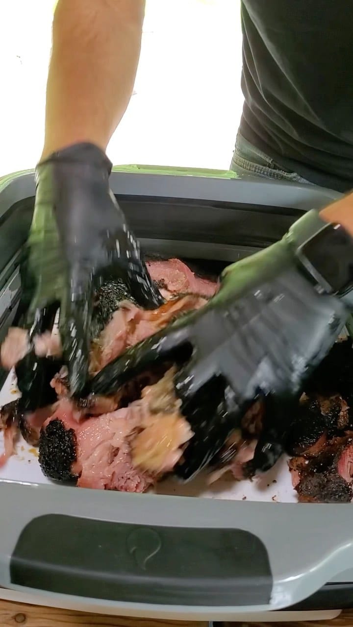 Pull pork with your hands! #bbq #pulledpork