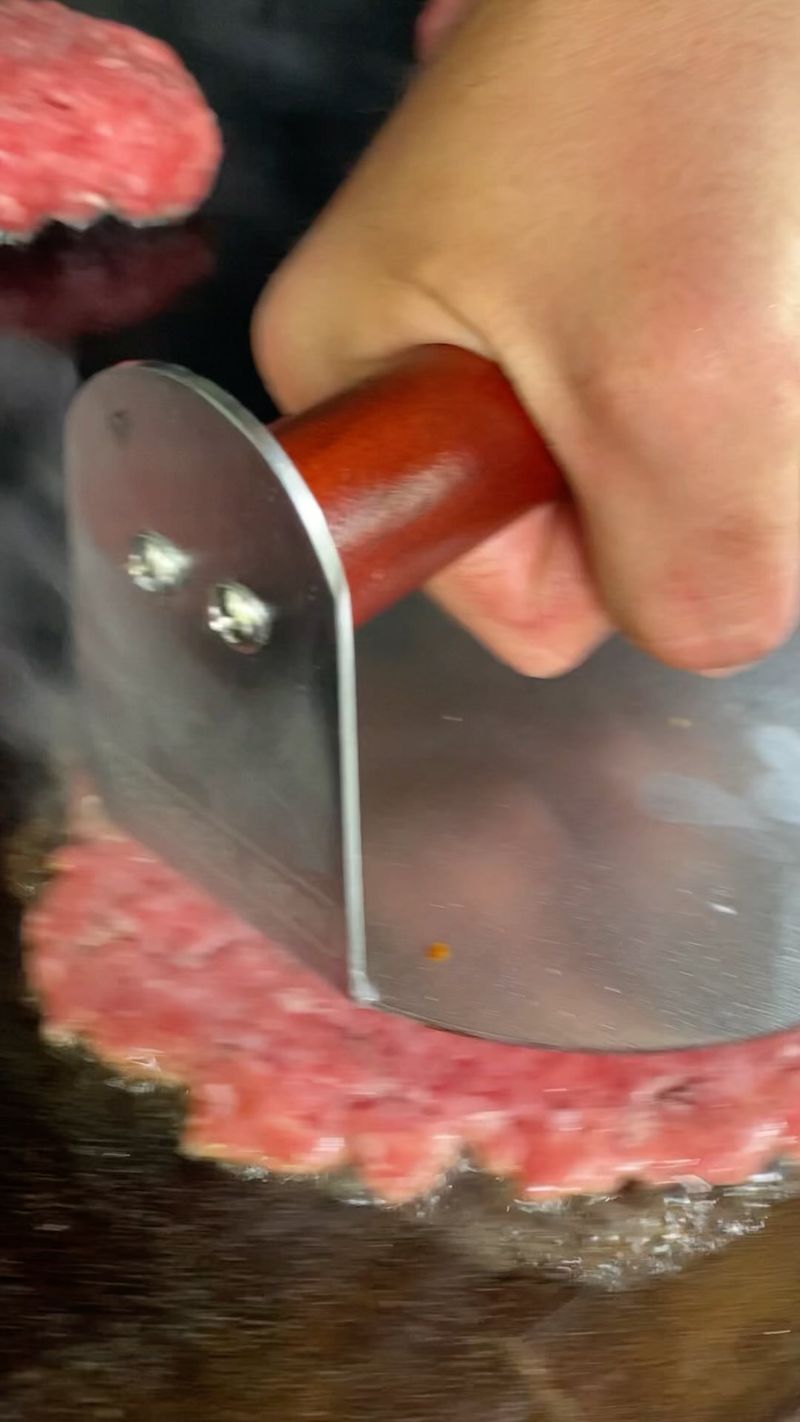 You don’t need parchment paper when you twist and slide your smashburger. #bbq #burger #smashburger #griddle #griddlecooking