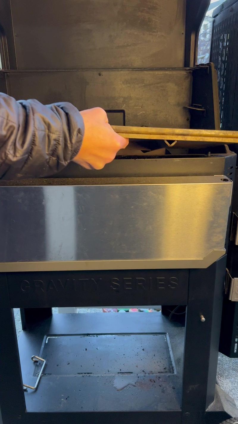 Convert Masterbuilt gravity fed from a grill to a griddle #bbq #griddle #masterbuilt #bbqtips #fyp #masterbuiltgravity800…