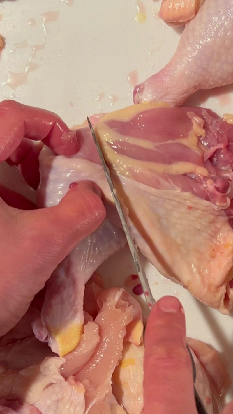 How to easily separate chicken drumstick and thigh #bbq #bbqtips #chicken #knifeskills #howto #learnontiktok