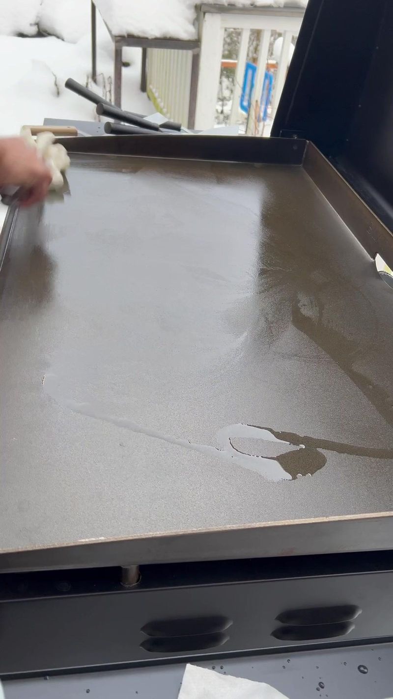 How to season new Blackstone Griddle (music not as loud this time)#griddle #outdoorcooking #bbq #grilling #howto #seasoned…