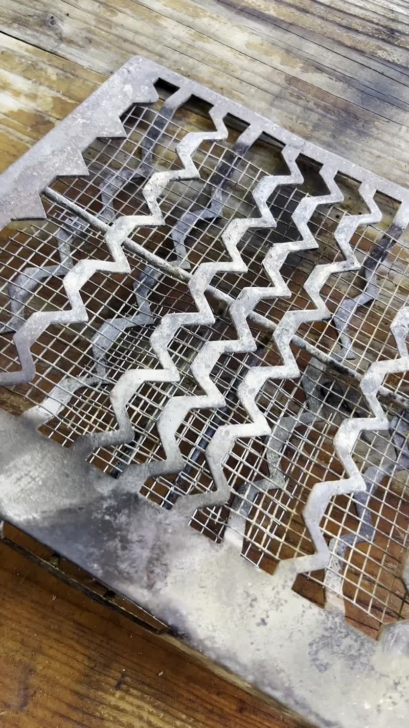 Try this @masterbuilt gravity fed charcoal grate hack so you can use lump charcoal, burn longer, and any fire starter.…