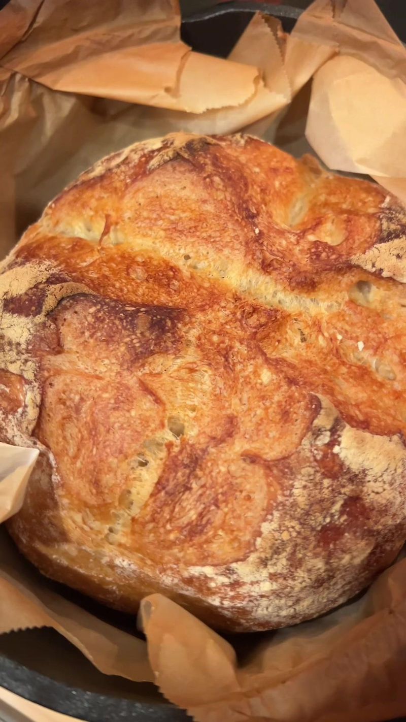 Decided to make a quick loaf this morning for lunch. 400g flour, 300g water, 1g red wine vinegar, 10g salt, 7g of yeast. 3h…
