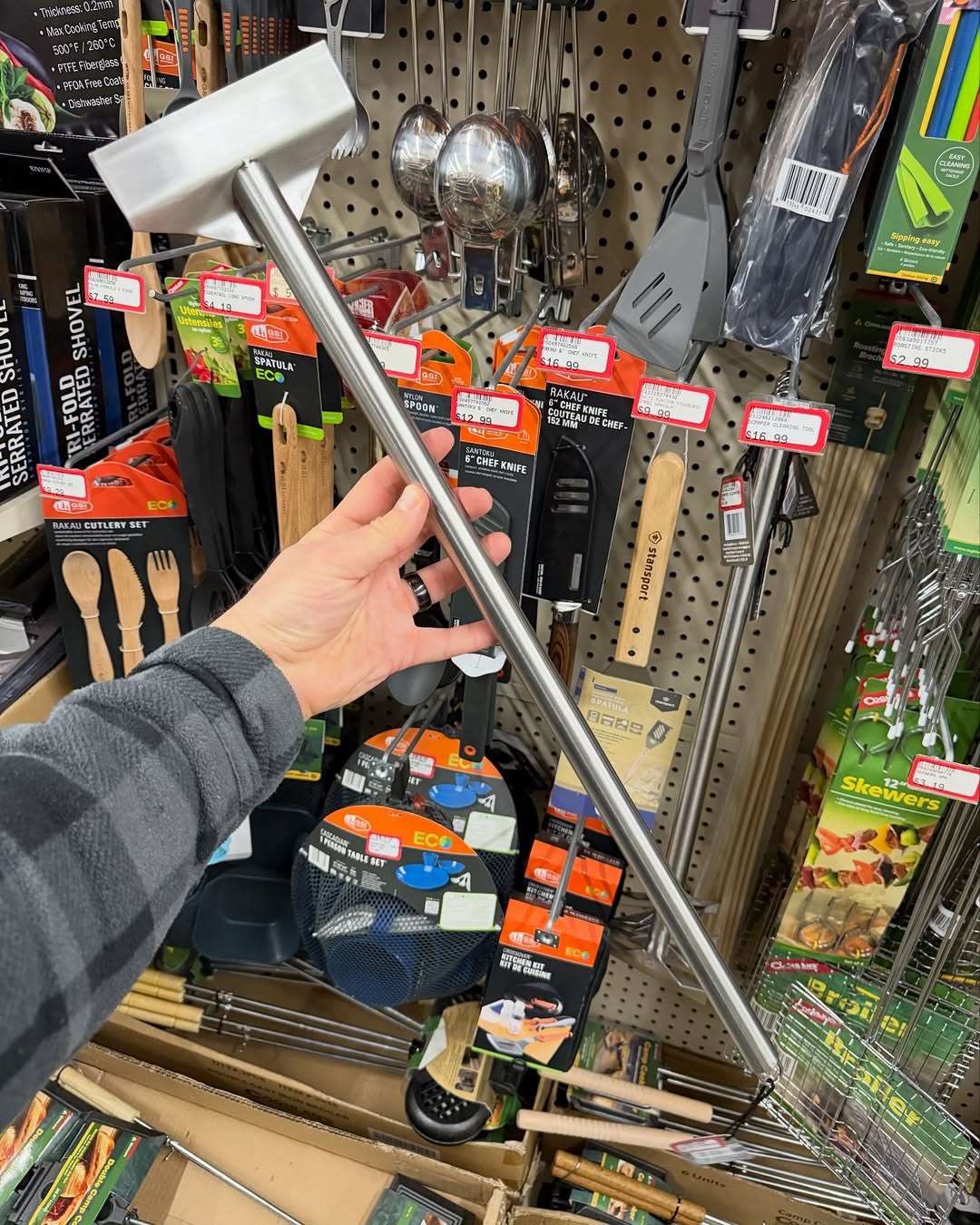 Def checkout @hookedontoys next time you are in Wenatchee. Lots of good bbq gear.  Picked me up possibly the best @campchef product. The long handled griddle scraper. The length is nice for the 36” griddle and the blade is perfect for cast iron. Doesn’t scratch the surface. And it’s only $16. Cheaper than a long handled paint scraper.  #wenatchee #bbq