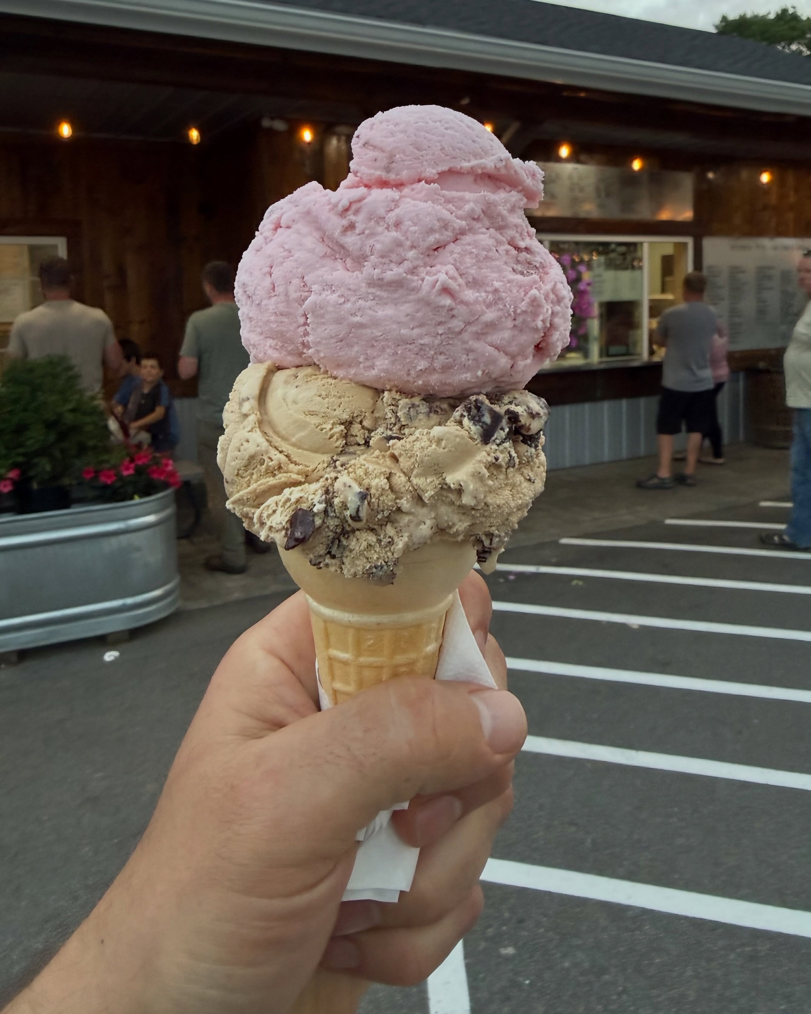 Maine hand-scooped ice cream. Both of these are small size. $4-5 each. @theicecreamshoppe_ in Oakland and…
