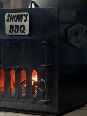 Snow’s BBQ in Lexington Texas. We got there at 5am and ate around 11am. Very long line. But def worth it at least once in your life. Go for the brisket and pork steaks. They use electric knives on the line because they want to save their arms from burn out. Comment if you spot Tootsie. #bbq #smokedmeat #brisket #snowsbbq #texasbbq 